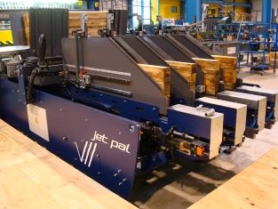 Jet pal vii cl machines pour palettes - sodeme - assemblage des planches supérieures et des traverses du plateau_2