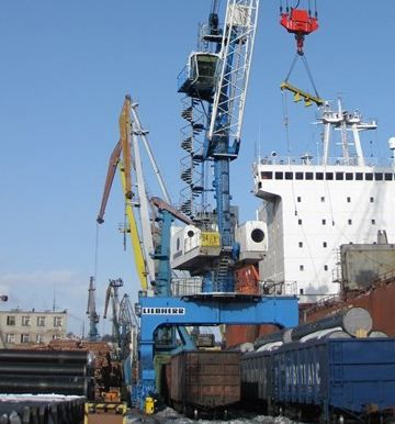 Grue portuaire LPS 180 - Liebherr - capacité de levage max 64t - portée 35m_2
