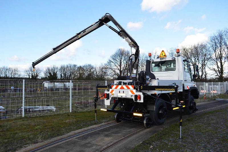 UNIMOG rail-route grue Mercedes-Benz bras de grue charges transport chantier maintenance tramway_2