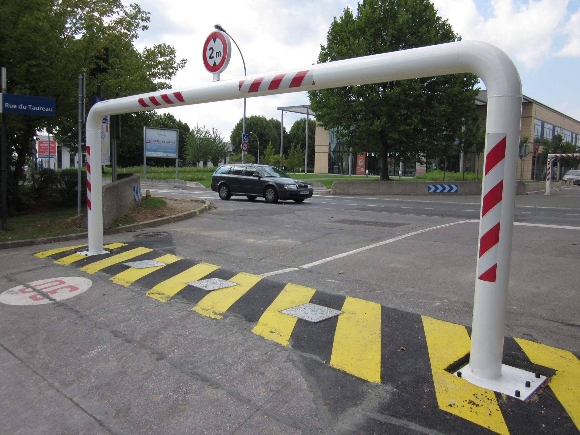 Portique en acier peint avec finition galvanisée pour longue durée de vie