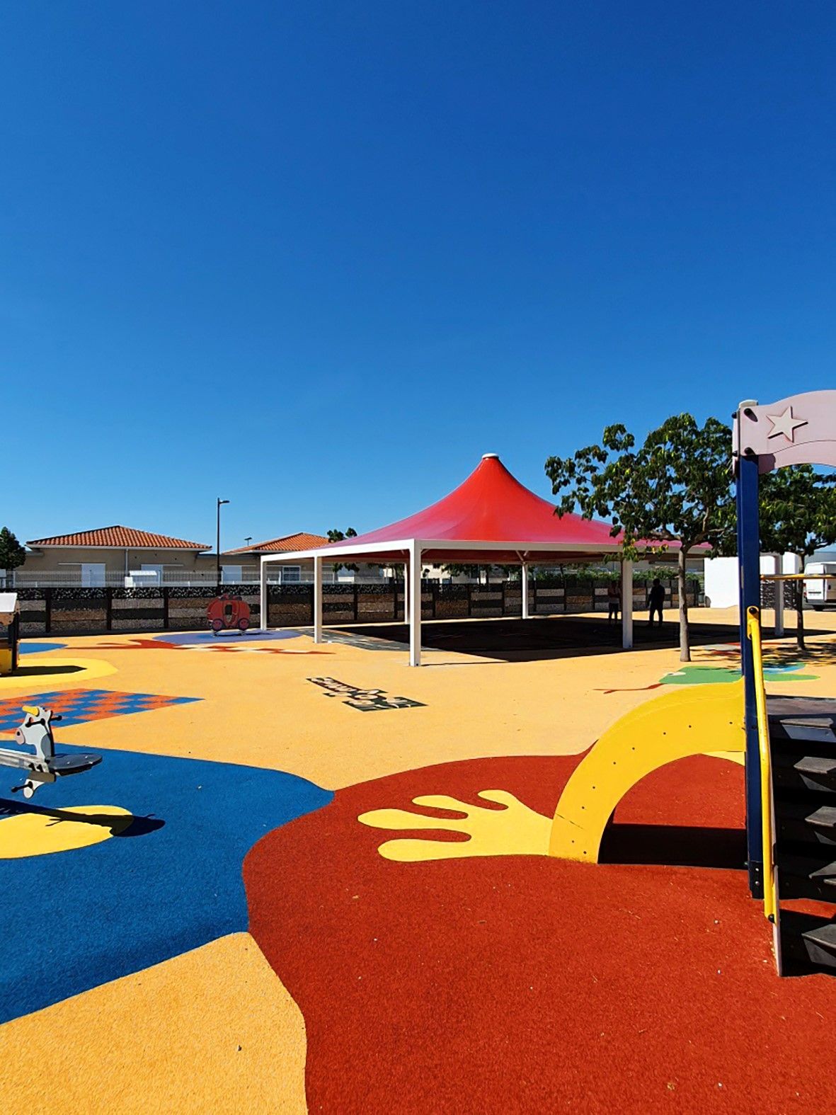 Abri d'aire de jeux conçu pour protéger, embellir et valoriser les espaces extérieurs des enfants - Koman Groupe_2