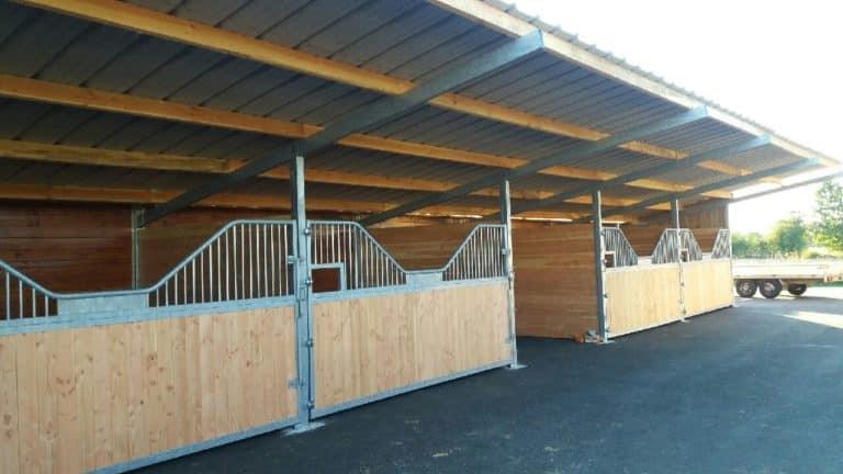 Box ouverture intégrale poteaux métal - BOXINT026 - LCI Cheval - Avancée de 3,00 m - Bois Douglas 48 mm - Hauteur 2,30 à 2,80 m_2