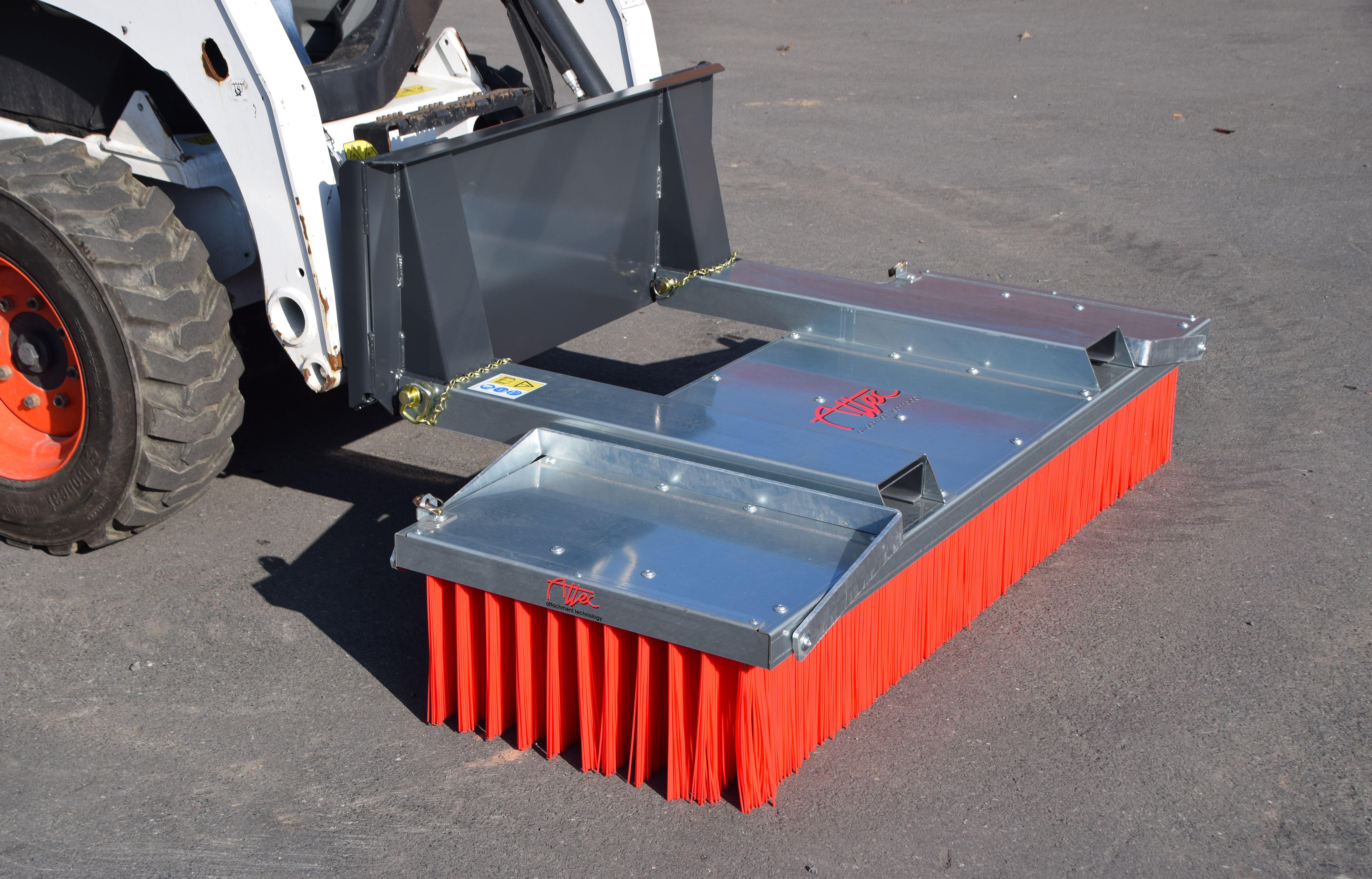 Balai pousseur pour chariots élévateurs et chargeurs