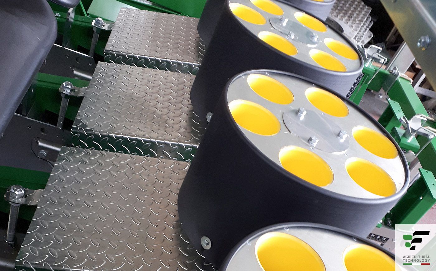 Fast-m - planteuse semiautomatique Fedelemario - distance inter-rangs 35 cm - plants en motte conique et cylindrique_2