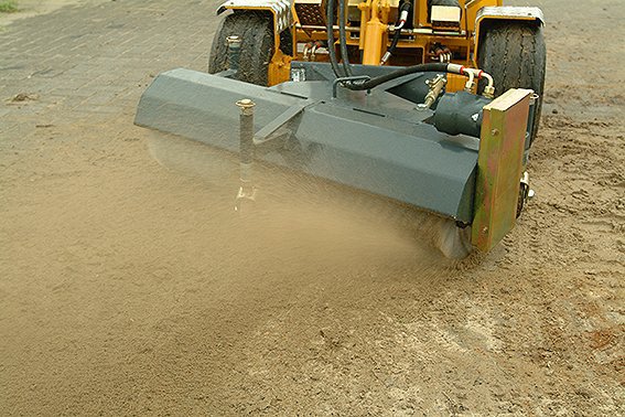 Brosse de nettoyage rotative RM 2x4/RM 4x4 - Knikmops Rollmops - largeur 1 m et rotation bidirectionnelle_2