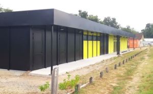 Vestiaire sportif avec façade en tôle - réalisation sur mesure_2