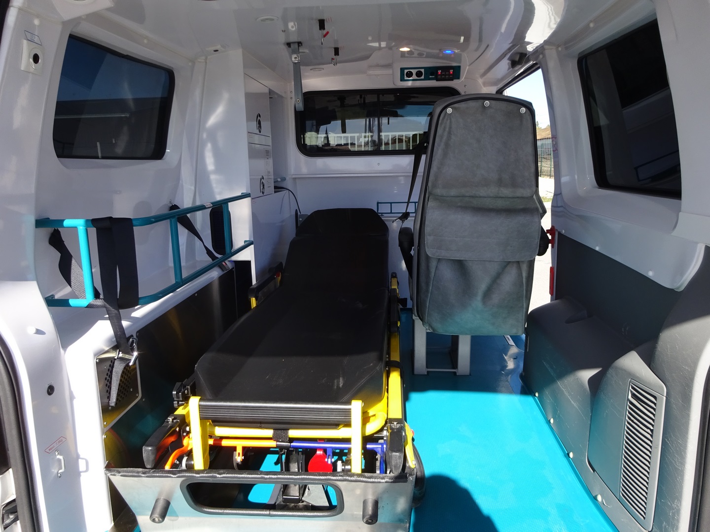 Ambulance Volkswagen T5 L1H1 avec boîte manuelle et 3 places