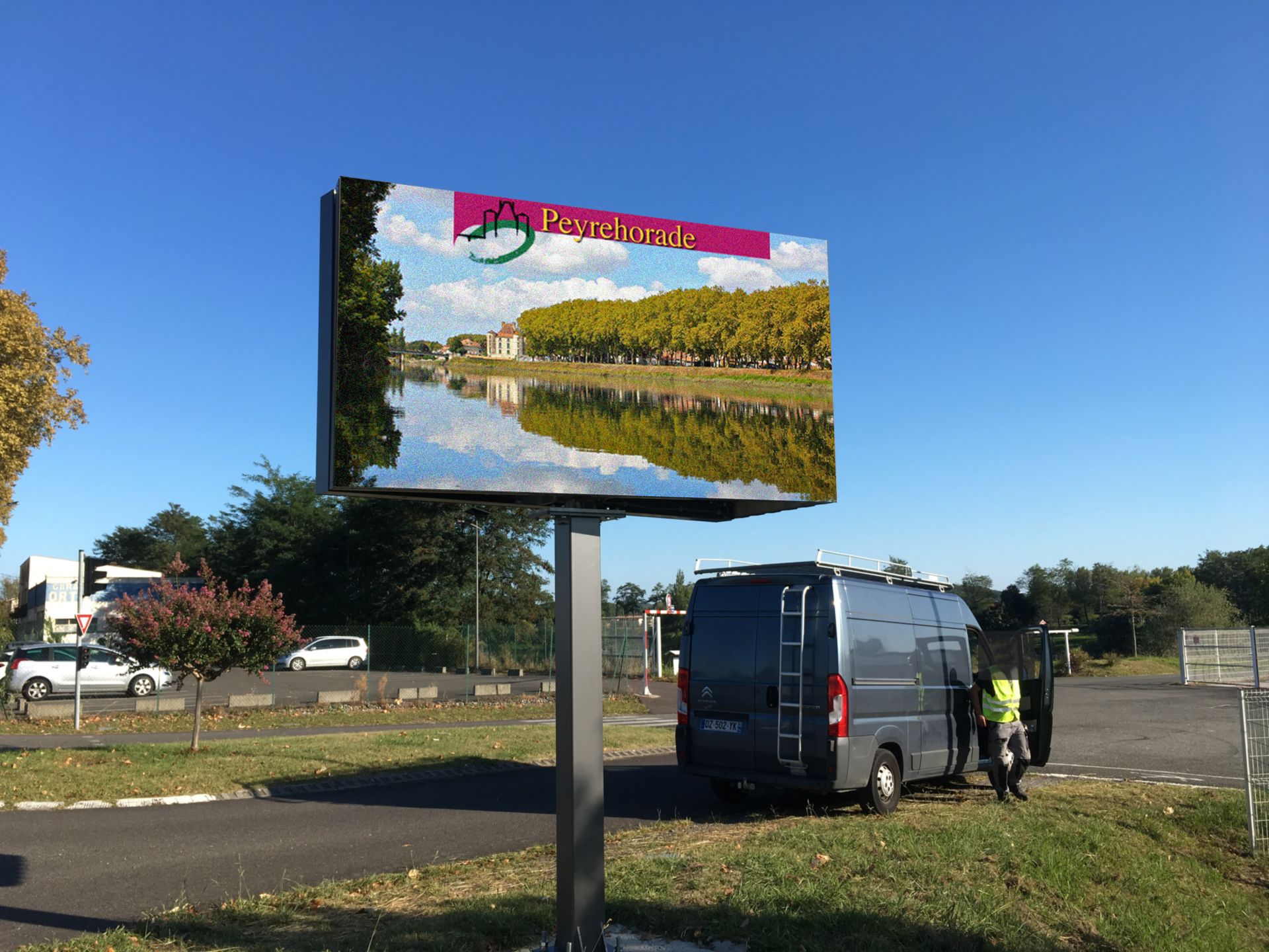 Écran LED pleines couleurs extérieur - Formats de 4m² à 8m² - Pitch P4.4, P6.67, P10 - Garantie 2 ans_2