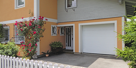 Porte de garage sectionnelle CLASSIC - motorisée, ouverture plafond, panneaux sandwich, portillon et hublot, isolation thermique, étanche à l'air_2