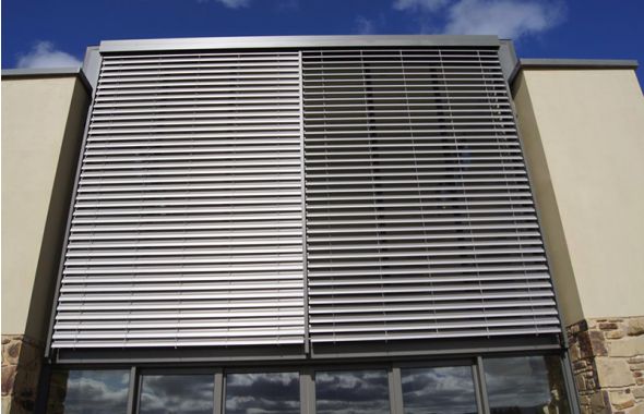 Brise soleil orientable autoportant 100% sur mesure - Lames en Z de 90 mm - Fabrication française et motorisé_2