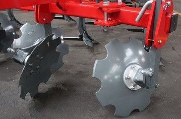 Machine agricole avec 1 rangée de disques niveleurs Ø460 mm