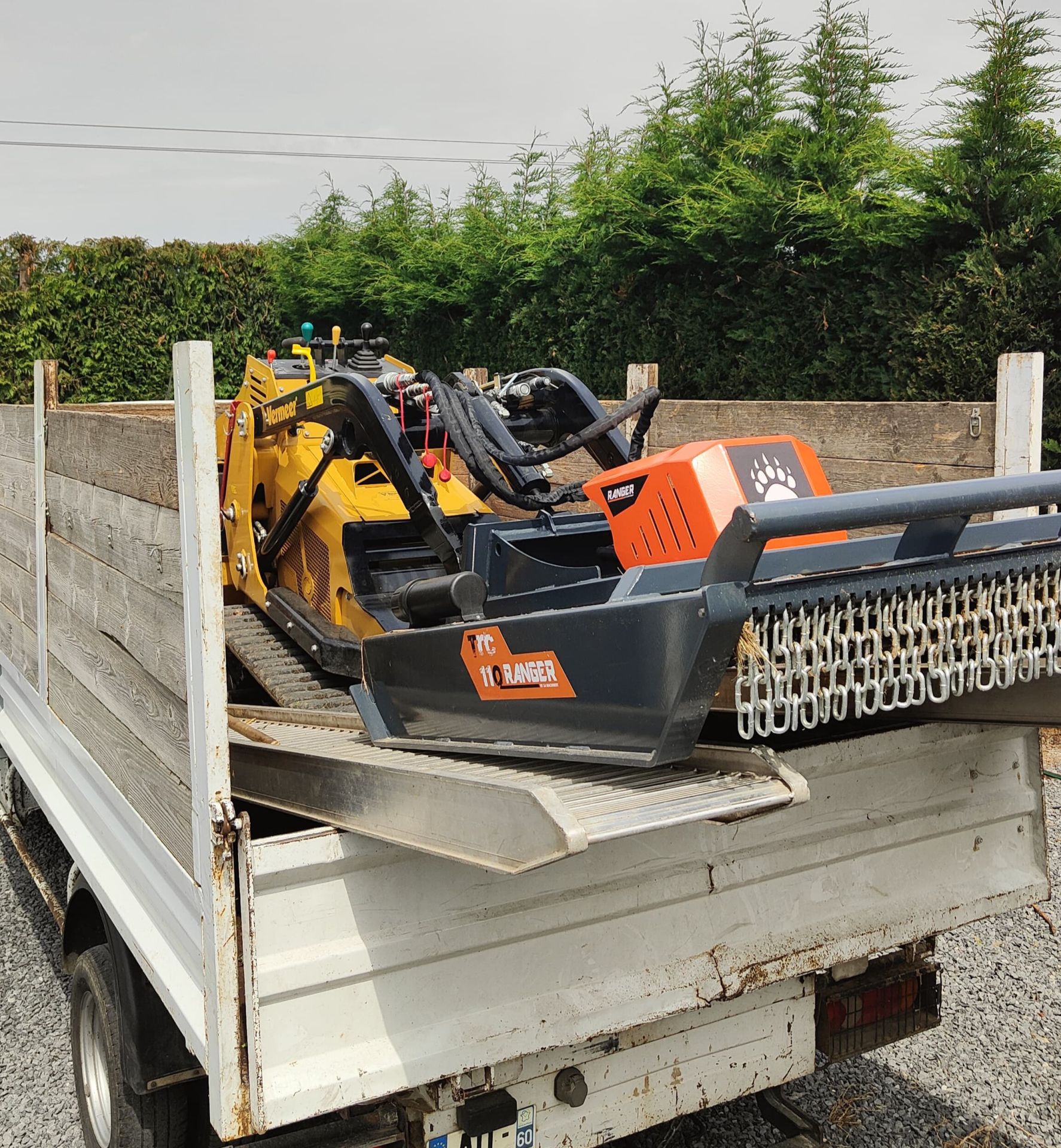 Débroussailleuse adaptée aux porte-outils et mini chargeuses