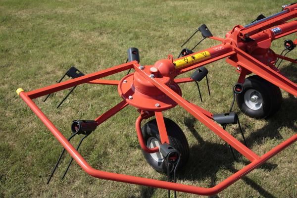 Matériel agricole GF 102 de KUHN pour fanage efficace