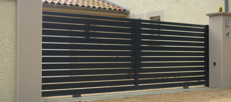 Portail battant en aluminium - double battants - droit et ajouré - barreaudage vertical contemporain_0