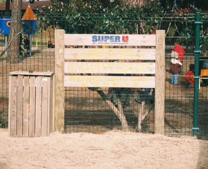 Ensemble de panneaux gravés sur supports bois_2