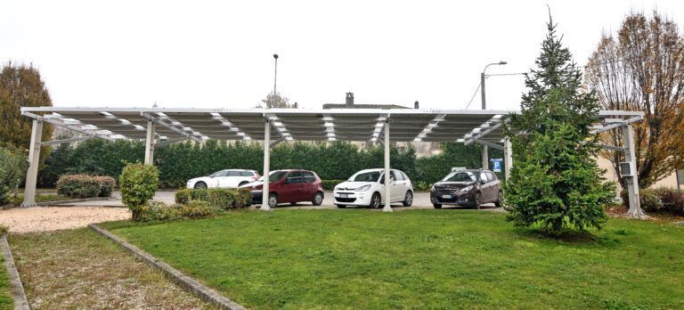 Ombrière photovoltaïque aluminium_Porte à faux - GIULIO BARBIERI_2