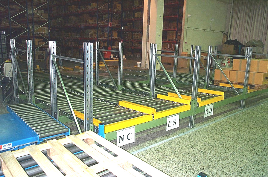 Transporteur à rouleaux - Assemblage avec transporteur à bande - Charges jusqu'à 50 kg ou 40 kg - Largeur et longueur sur mesure_2