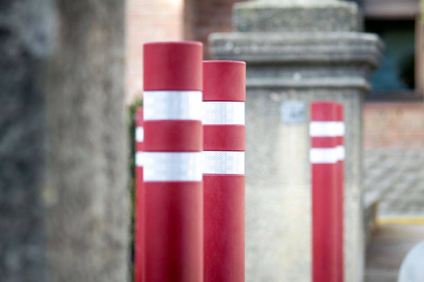 Borne en polyuréthane rouge Maia H214ZR - bandes réfléchissantes, flexible et résistante_2