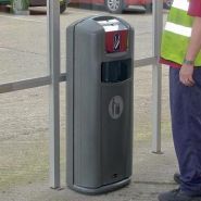 Integro Ville Cigarette - Poubelle publique Glasdon - 35 litres - Ouverture avant et grille en acier inoxydable_2