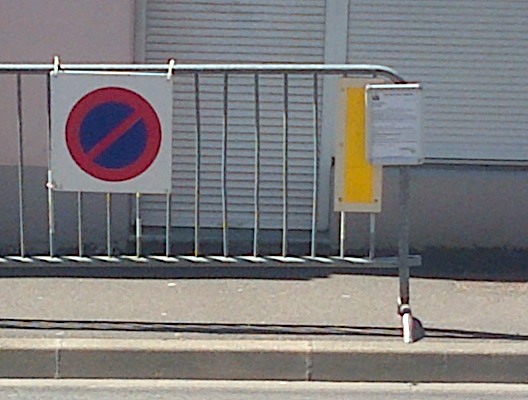 Support d'affichage mobile pour panneaux de chantier et autorisations de voirie