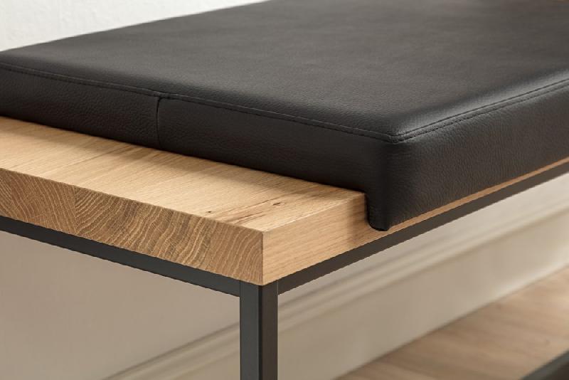 Banc design en chêne miel - Coussin en cuir noir - Piétement en métal noir - Dimensions L125 x H50 x P42 cm_2
