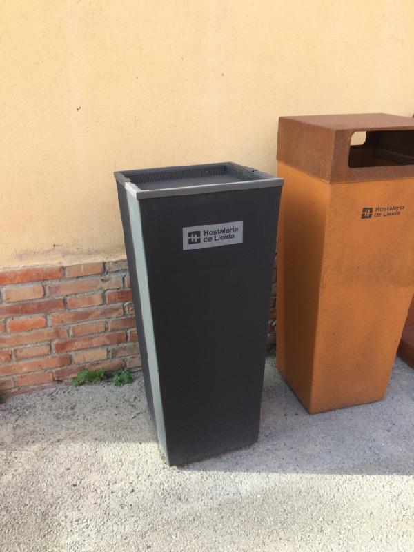 Corbeille en béton James avec cendrier Bond - Blanc / Gris / Ocre / Finition petra 1 - 40,7 x 40,7 x 105 cm - 48 kg_2