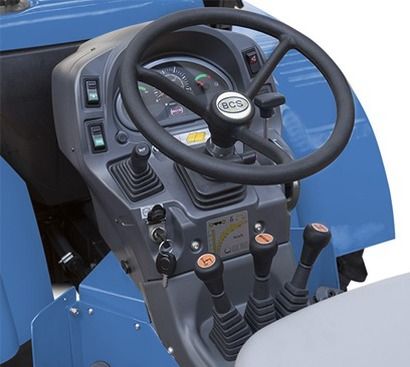 Tracteur compact à roues directrices pour tâches agricoles