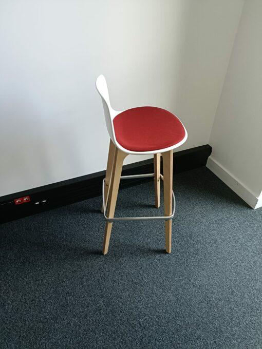 Tabouret de restaurant Lottus Wood d'occasion - structure en chêne, assise tapissée rouge et bordeaux - design moderne_2