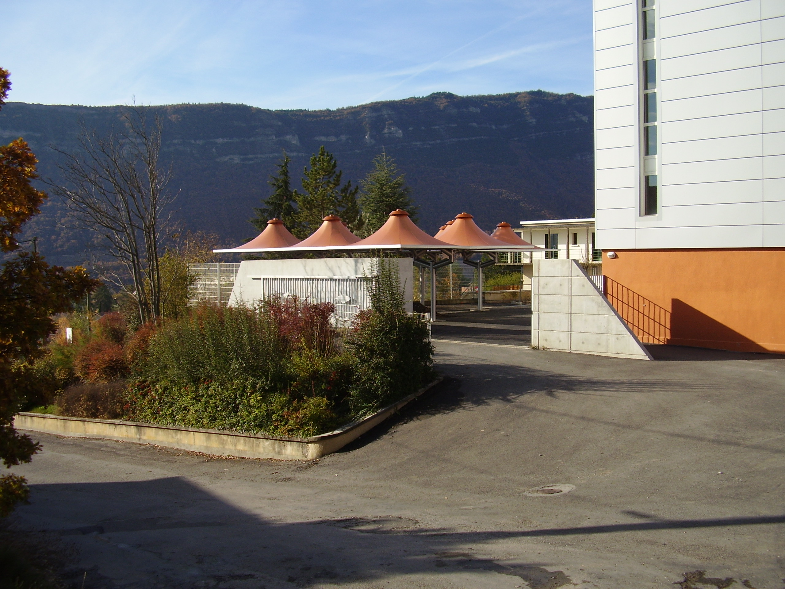 Préau en toile avec structure de 50 m² sur un seul poteau central -  DUO_3