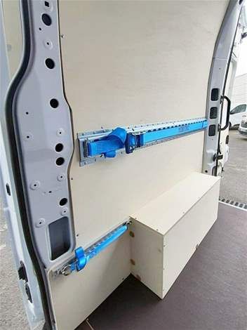 Fourgon travaux publics avec kit hygiène et serrures électriques centralisées