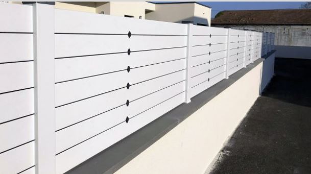 Clôture PVC à lisses horizontales de 10 cm - ANTIGONE - Gamme Tendance - Design soigné et personnalisable_2