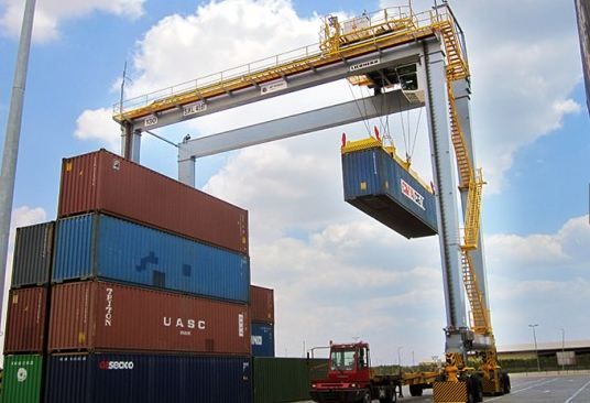 Grue portuaire - Liebherr - Portique de stockage sur pneus avec construction rigide et options de productivité_2