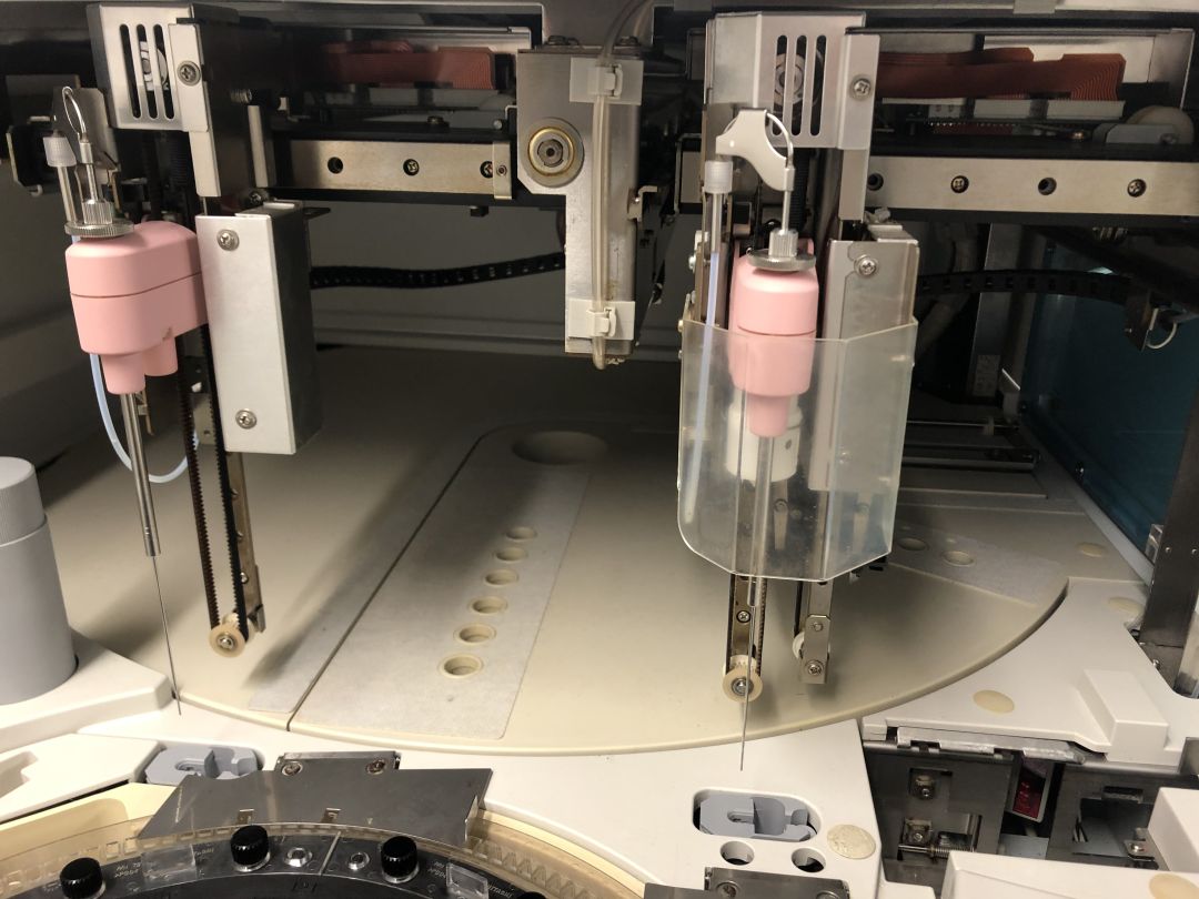 Dispositif d'analyse biochimique roche modèle cobas c 501 + cobas 6000