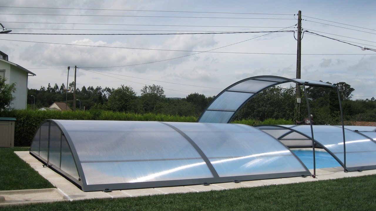 Abri piscine bas Lanzarote - polycarbonate, lignes modernes et modules indépendants_2