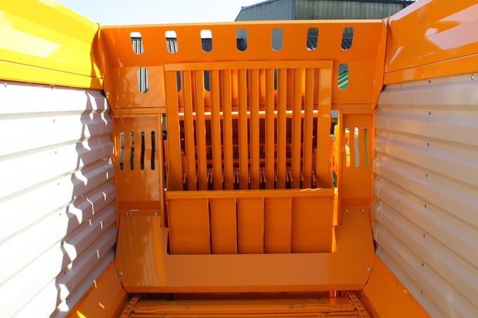 Remorque agricole avec fond mouvant à régulation hydraulique