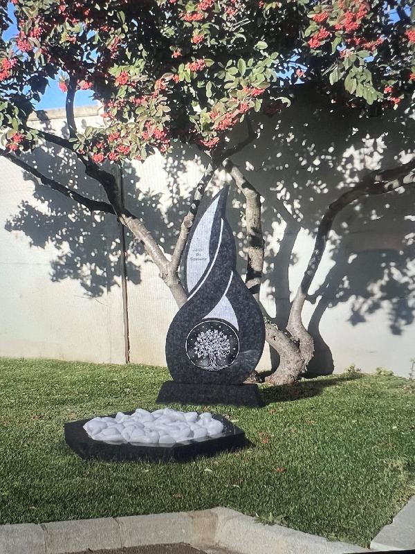 Jardins du souvenir - Les Stèles - Stèle lumière / arbre de vie en granit massif_2