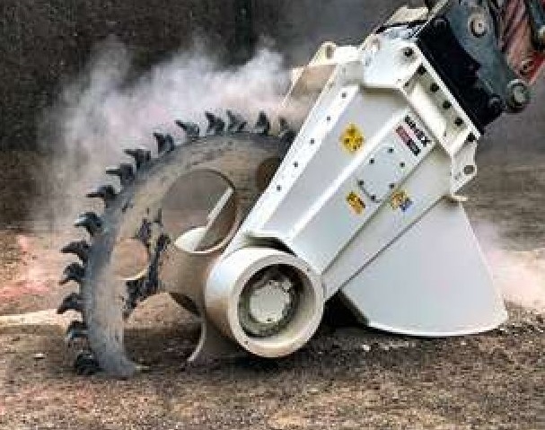 Scie à rocher conçue pour grandes pelles, permettant de réaliser des coupes profondes et nettes dans des matériaux durs - RWE 60_2