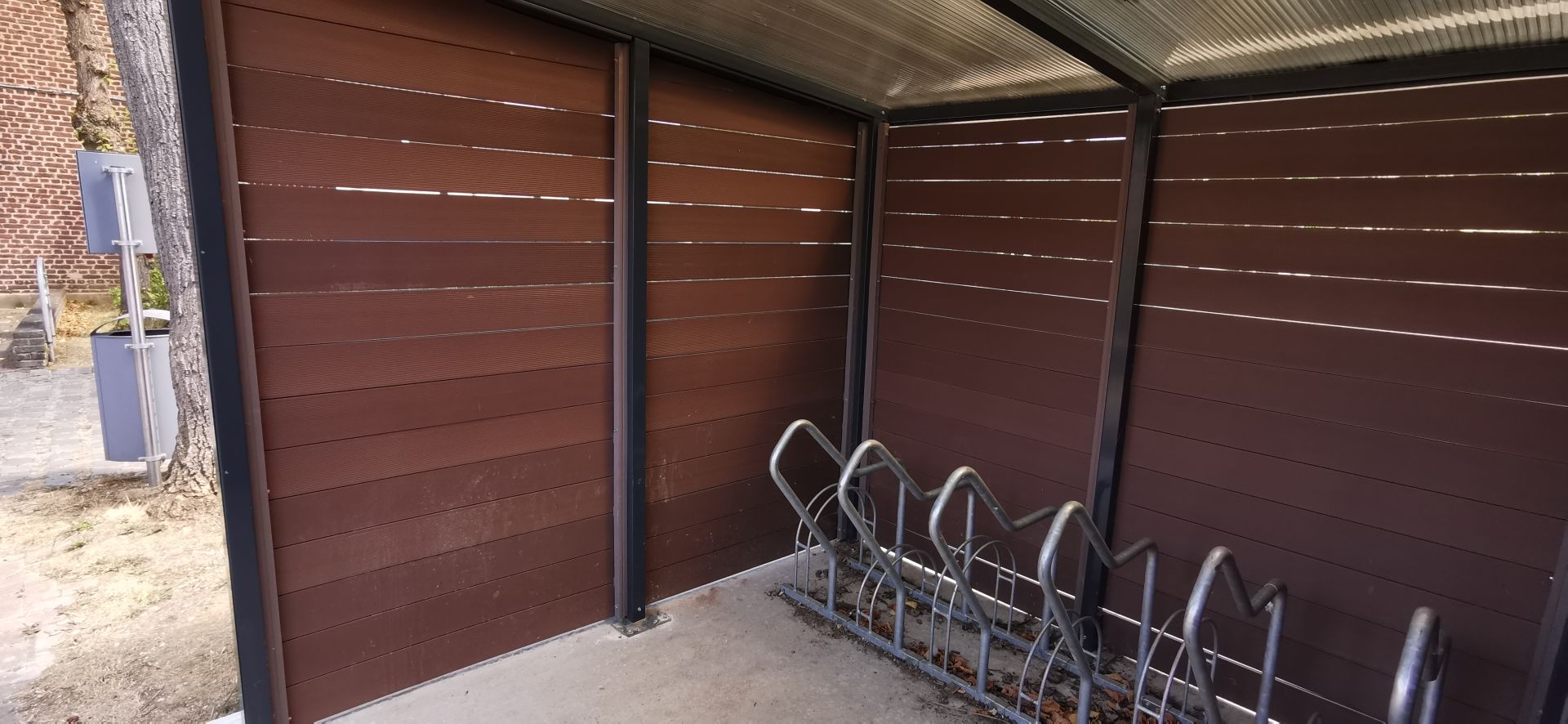 Abri vélos Medium Bosco - design moderne avec toiture inclinée et habillage en bois_2