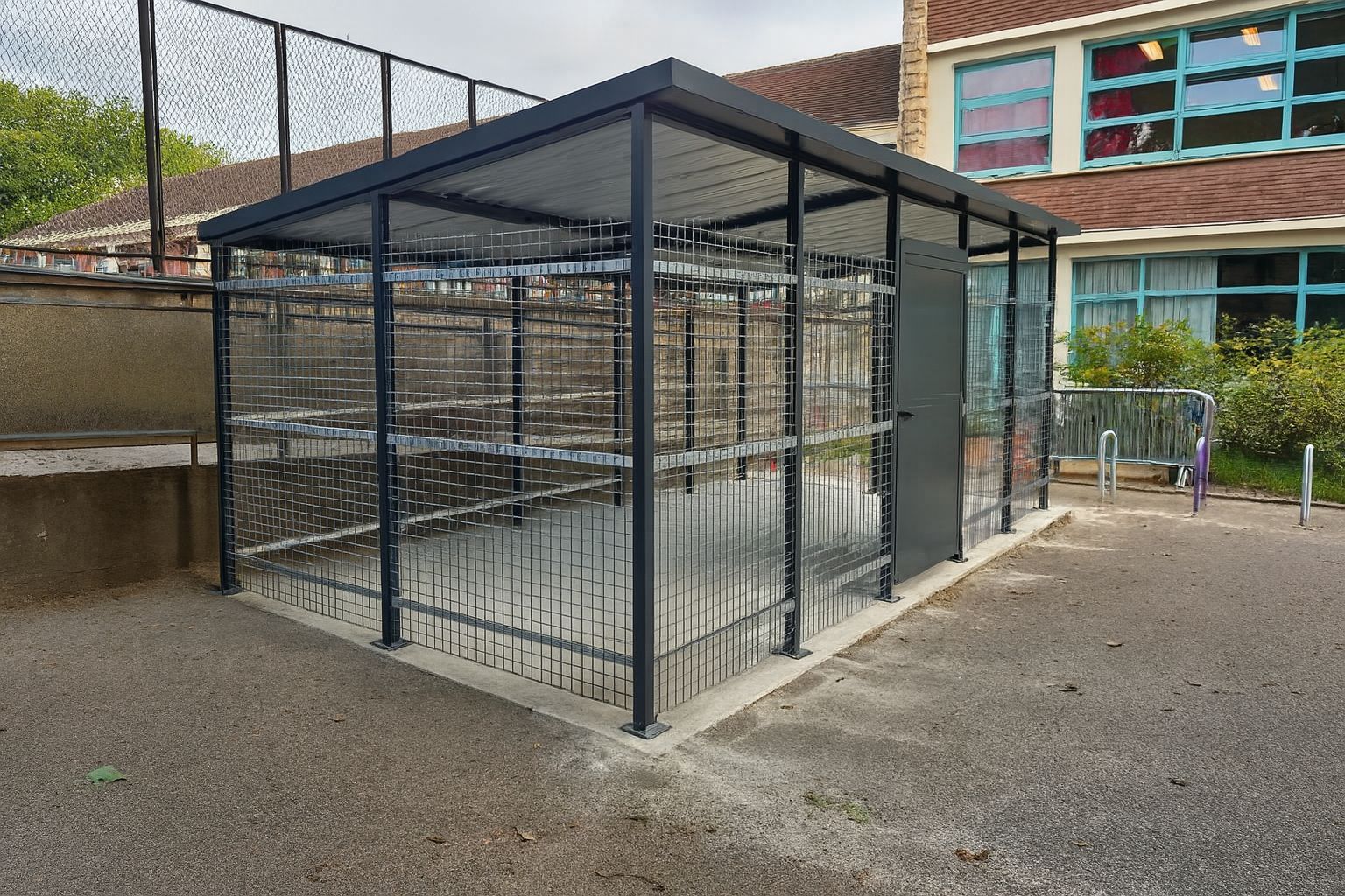 Abri vélos Medium Bosco - design moderne avec toiture inclinée et habillage en bois_1