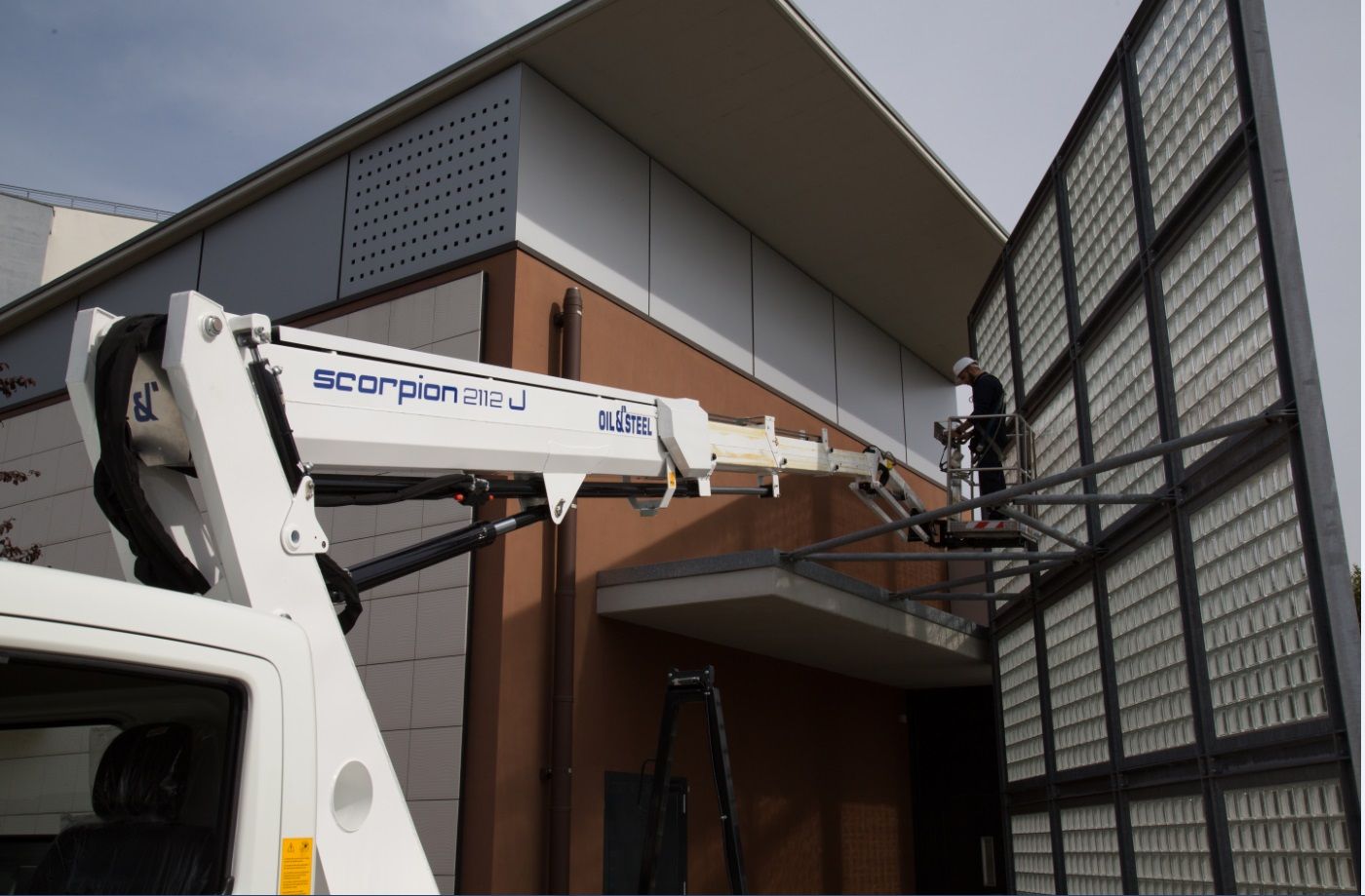 Scorpion 2112 J sur camion Nissan - nacelle Oil & Steel France - 21m de hauteur de travail_2