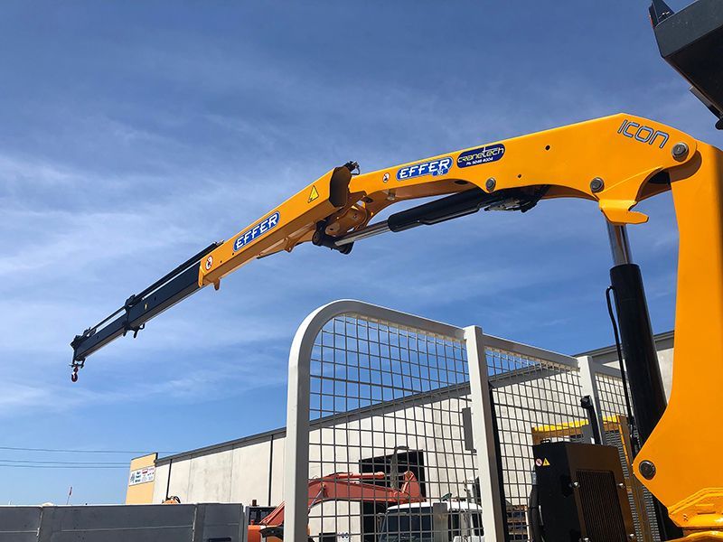 Grue Effer 105 avec nacelle pour espaces étroits