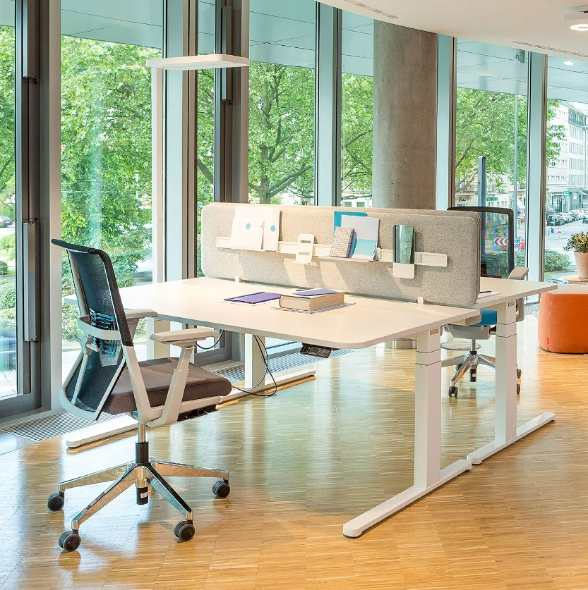 Bureau open space fonctionnel et esthétique pour postes collaboratifs_2