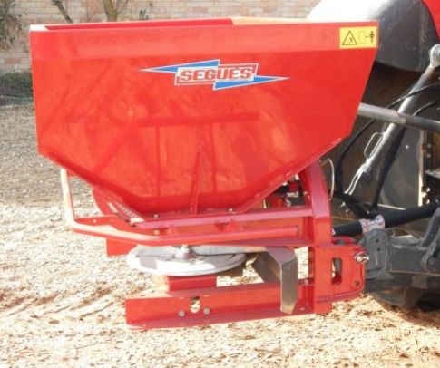 SPS-SVX distributeur d'engrais Segués - capacité 800 à 1500 L - double disque inoxydable et distribution précise jusqu'à 18 m_2