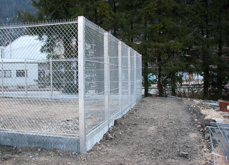 Clôture avec poteaux IPN aluminium entraxe 1.93m et soubassement béton