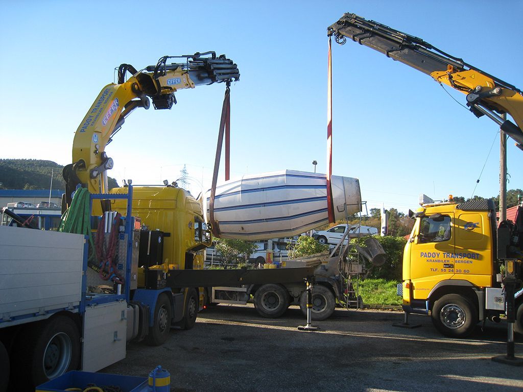 Grue auxiliaire BIG 955 dotée de bras articulés relevés