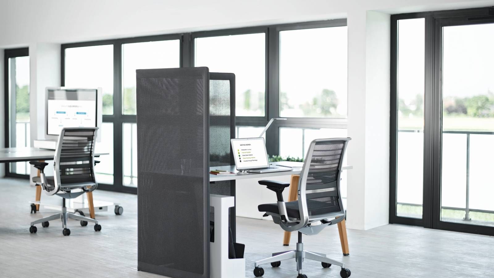 B-Free - Bureau droit Steelcase - Complet avec pieds en bois et plan de travail coulissant_3