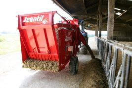 Équipement agricole pour distribution de fourrages en bottes
