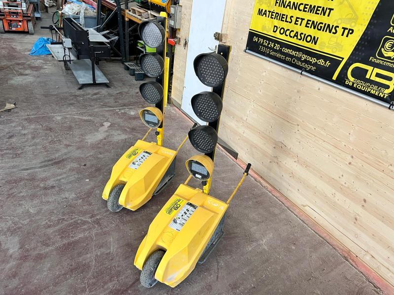 FEUX DE CHANTIER TRICOLORES tts tempo avec telecommande d'occasion_2