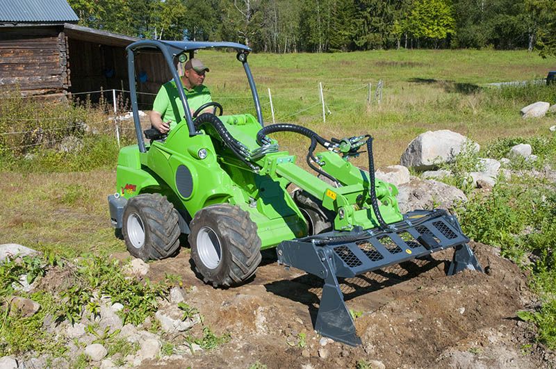 Godet 4 en 1 - avanttecno - peut être utilisé comme un godet normal, mais également comme lame niveleuse, pour transporter les pierres, le bois, etc_2