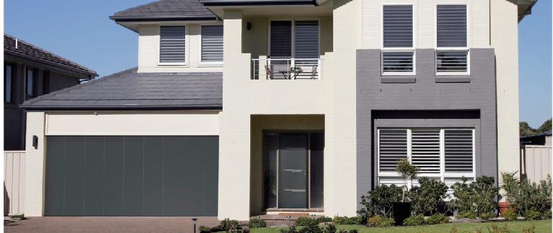 Porte de garage sectionnelle latérale - nombreux choix de finitions et cadre noir améliorant l'esthétique_2